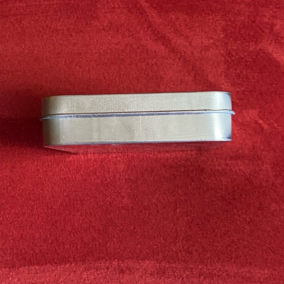 Custom made metal tin with unique nativity picture. - Picture 4 of 10